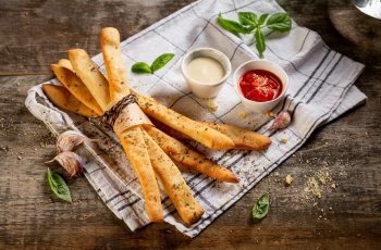 Гриссини с чесноком и орегано